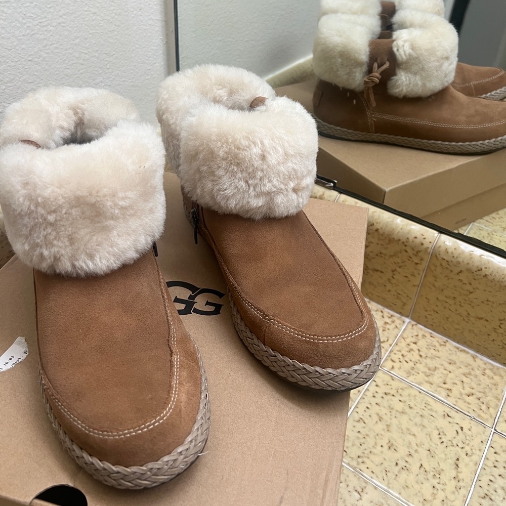 Ugg Diara slip on size 9